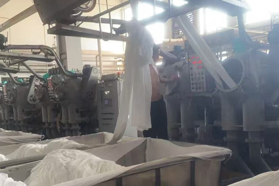 Tingendis officinas productio panno griseo in cylindrum