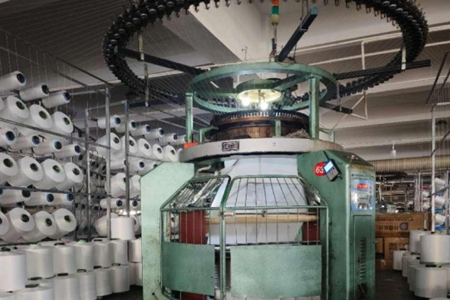 Cinereo fabricae productionis exemplar alta pede uno latere